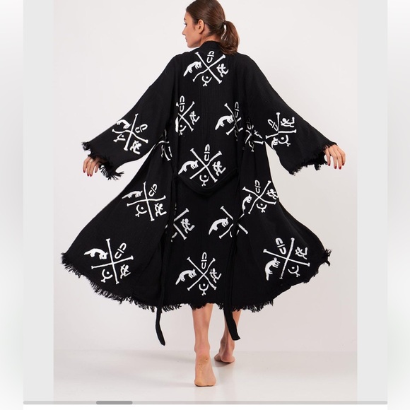 Black and White Patterned Kimono/robe - Picture 3 of 7